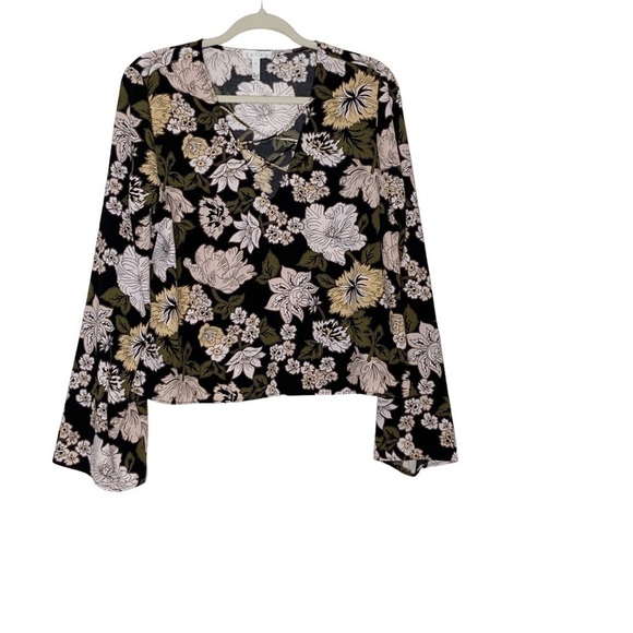 LEITH floral blouse with cris cross front details. Long wide sleeves. Size L - Picture 3 of 7